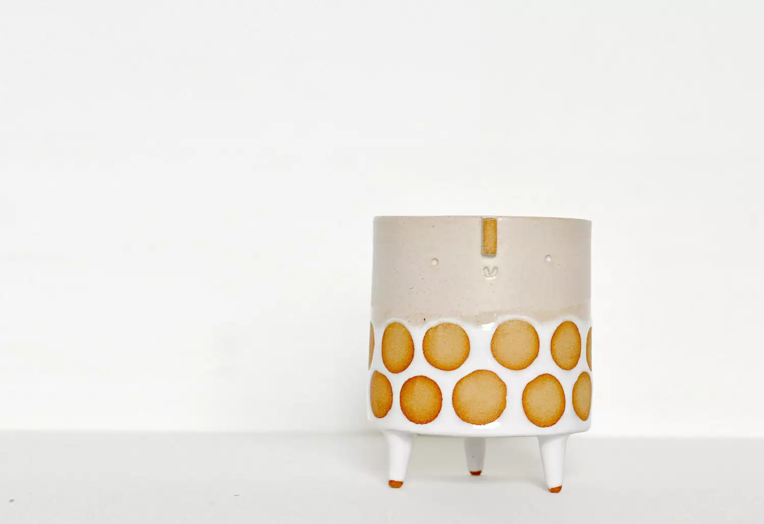 Atelier Stella Oatmeal Spot Tripod Planter 4 Atelier Stella Oatmeal Spot Tripod Planter - Image 2
