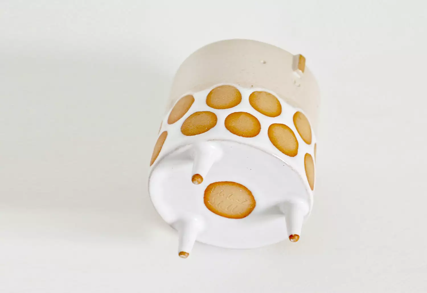 Atelier Stella Oatmeal Spot Tripod Planter 5 Atelier Stella Oatmeal Spot Tripod Planter - Image 3