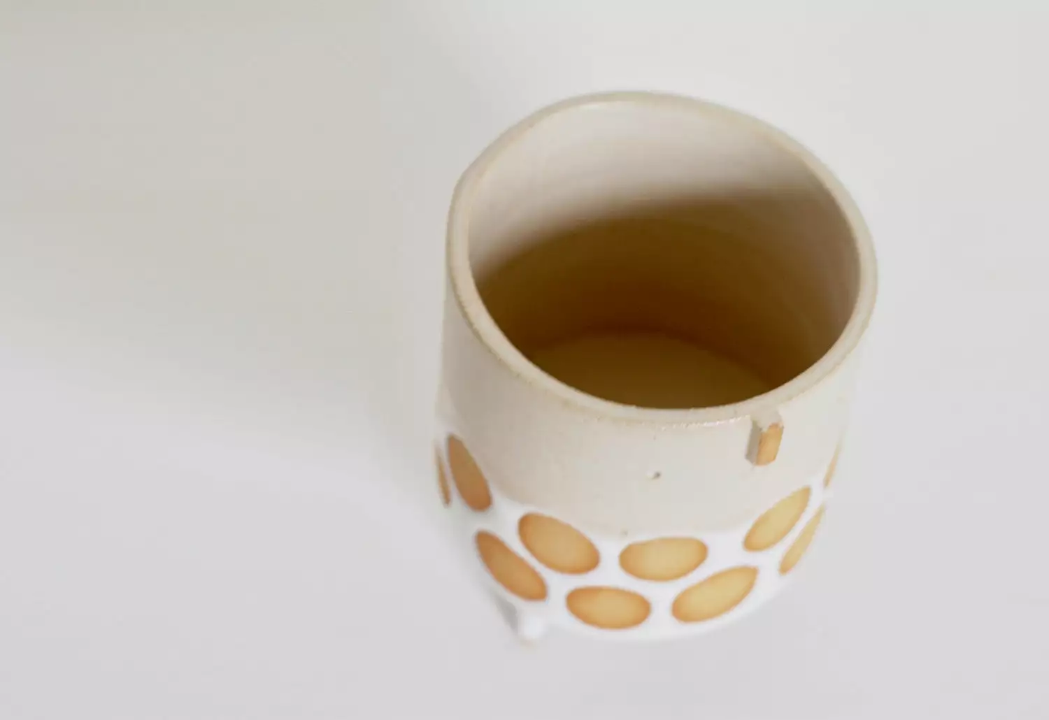 Atelier Stella Oatmeal Spot Tripod Planter 7 Atelier Stella Oatmeal Spot Tripod Planter - Image 5